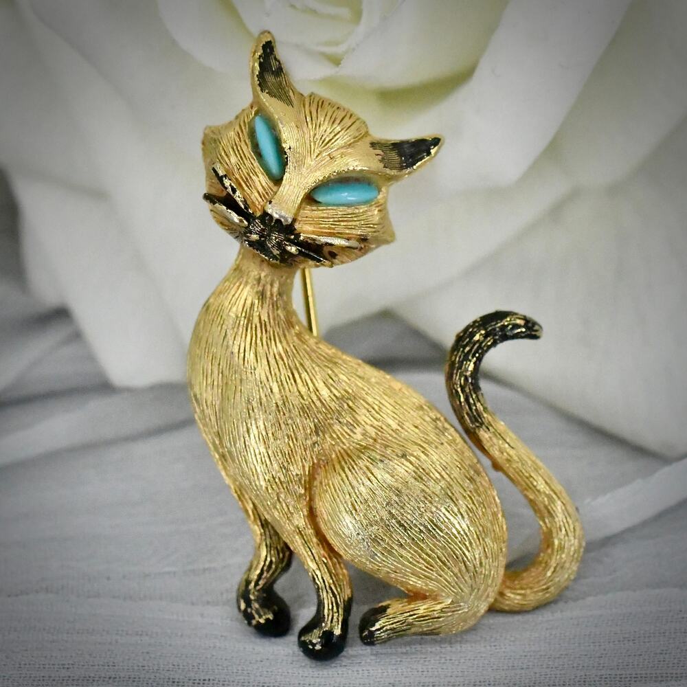 Vintage JJ Jonette Jewelry Gold Tone Sitting Siamese Cat Brooch Pin Blue Eyes